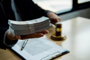 Desistência antes da contestação gera honorários por equidade sem vínculo com tabela da OAB