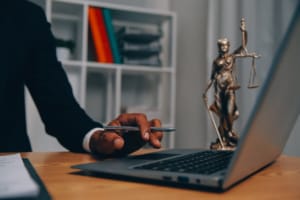 Condenação em ação trabalhista não precisa se limitar ao valor do pedido inicial, afirma TST